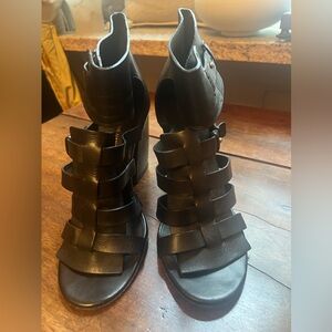 COSTUME NATIONAL:
BLACK LEATHER GLADIATOR SANDALS